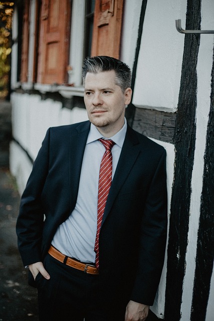 男性 プロジェクトマネージャー ホワイトボード 会議